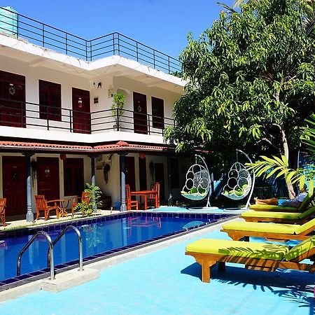Blue Whale Holiday Hotel Mirissa Bagian luar foto