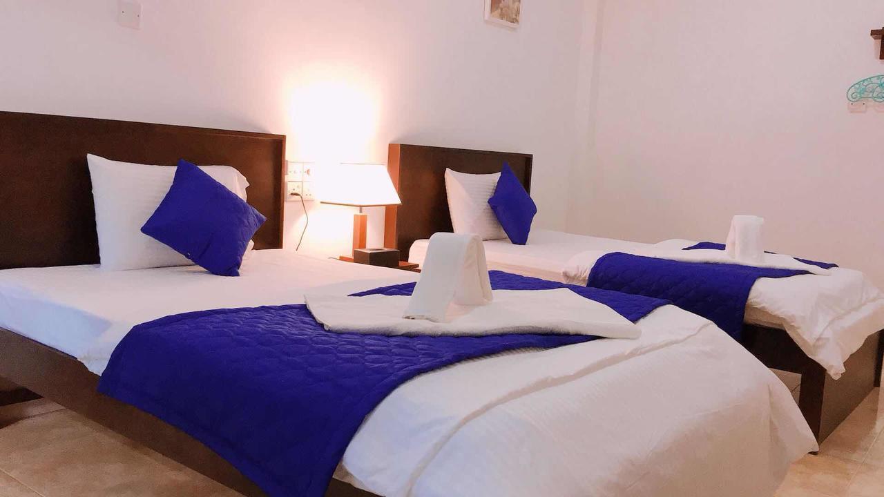 Blue Whale Holiday Hotel Mirissa Bagian luar foto