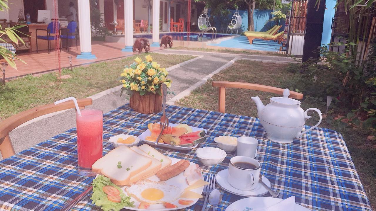 Blue Whale Holiday Hotel Mirissa Bagian luar foto