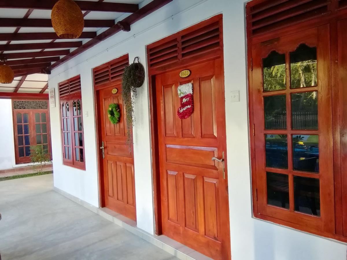 Blue Whale Holiday Hotel Mirissa Bagian luar foto