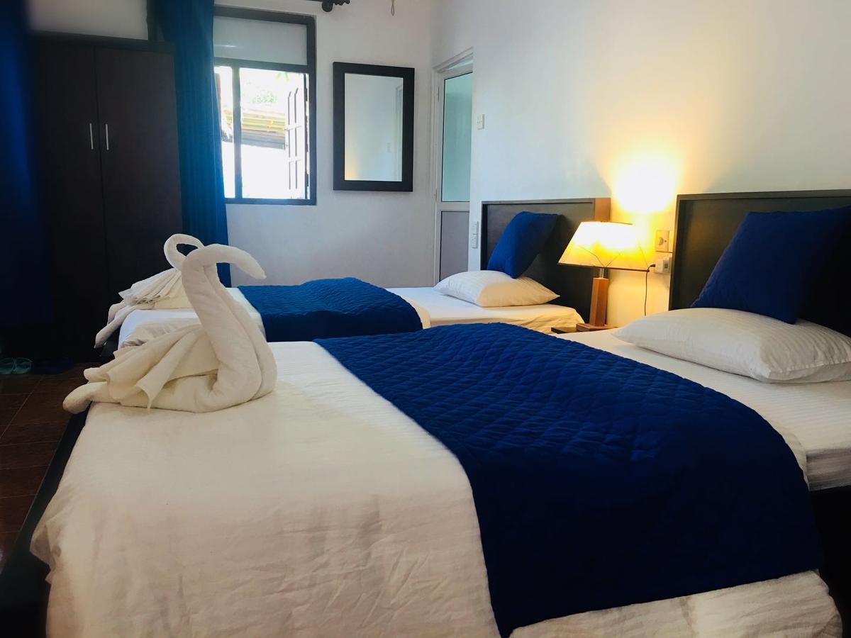 Blue Whale Holiday Hotel Mirissa Ruang foto