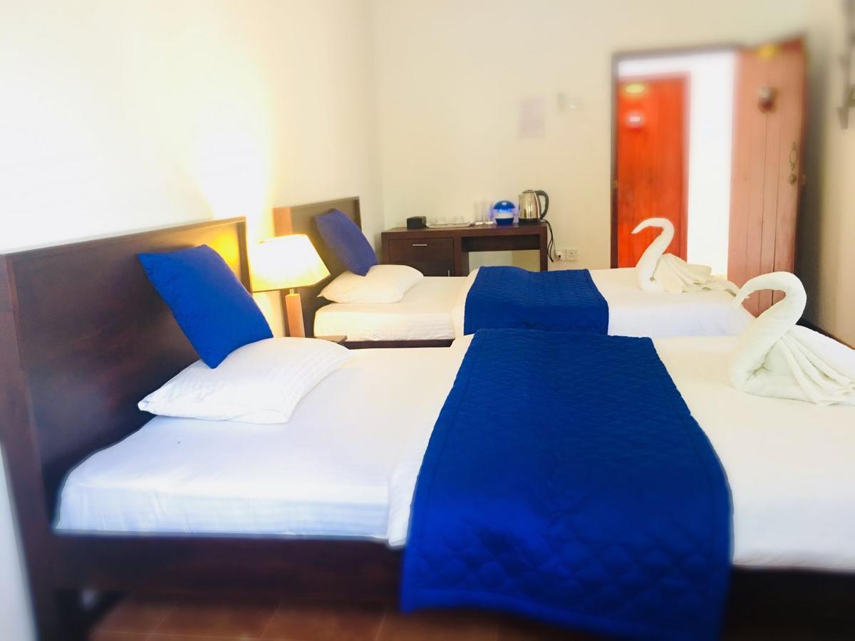 Blue Whale Holiday Hotel Mirissa Ruang foto