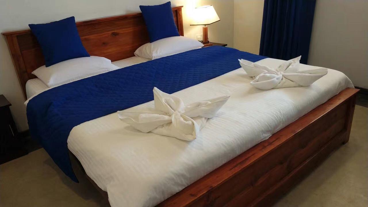 Blue Whale Holiday Hotel Mirissa Bagian luar foto
