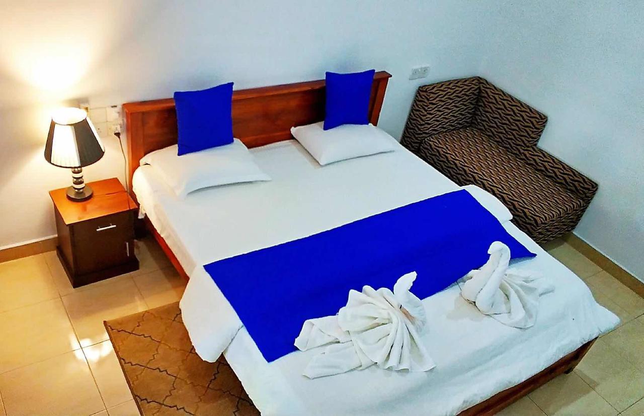 Blue Whale Holiday Hotel Mirissa Bagian luar foto