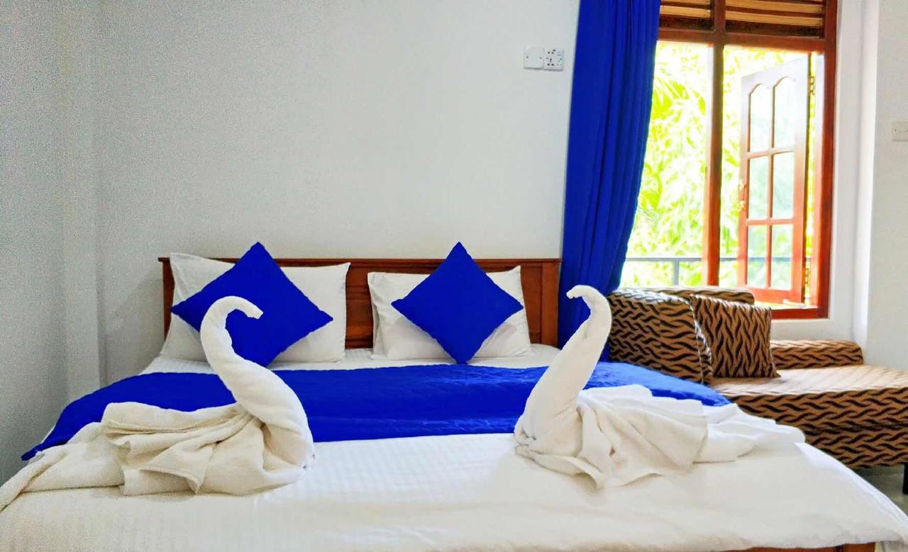 Blue Whale Holiday Hotel Mirissa Bagian luar foto